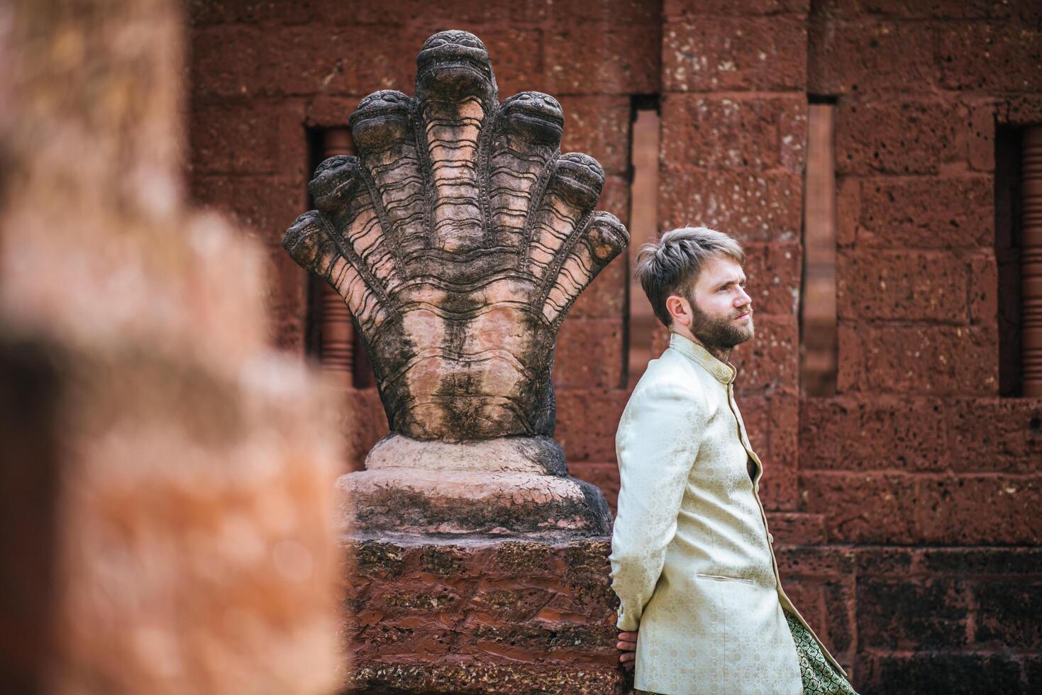 la sposa asiatica e lo sposo caucasico hanno un momento romantico con il vestito thailandese foto