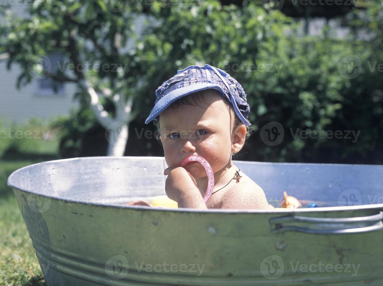 bellissimo bambino nella vasca da bagno in posa fotografo foto