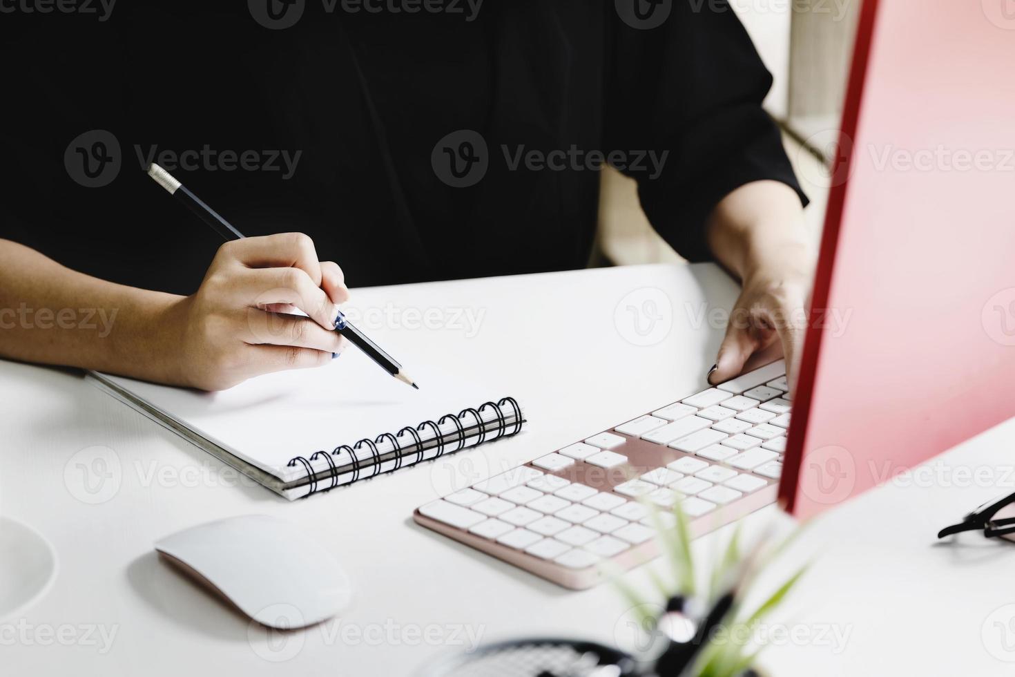 lavoro da casa i dipendenti dell'azienda utilizzano il proprio notebook e computer per lavorare da casa per evitare che il virus corona incontri estranei. foto