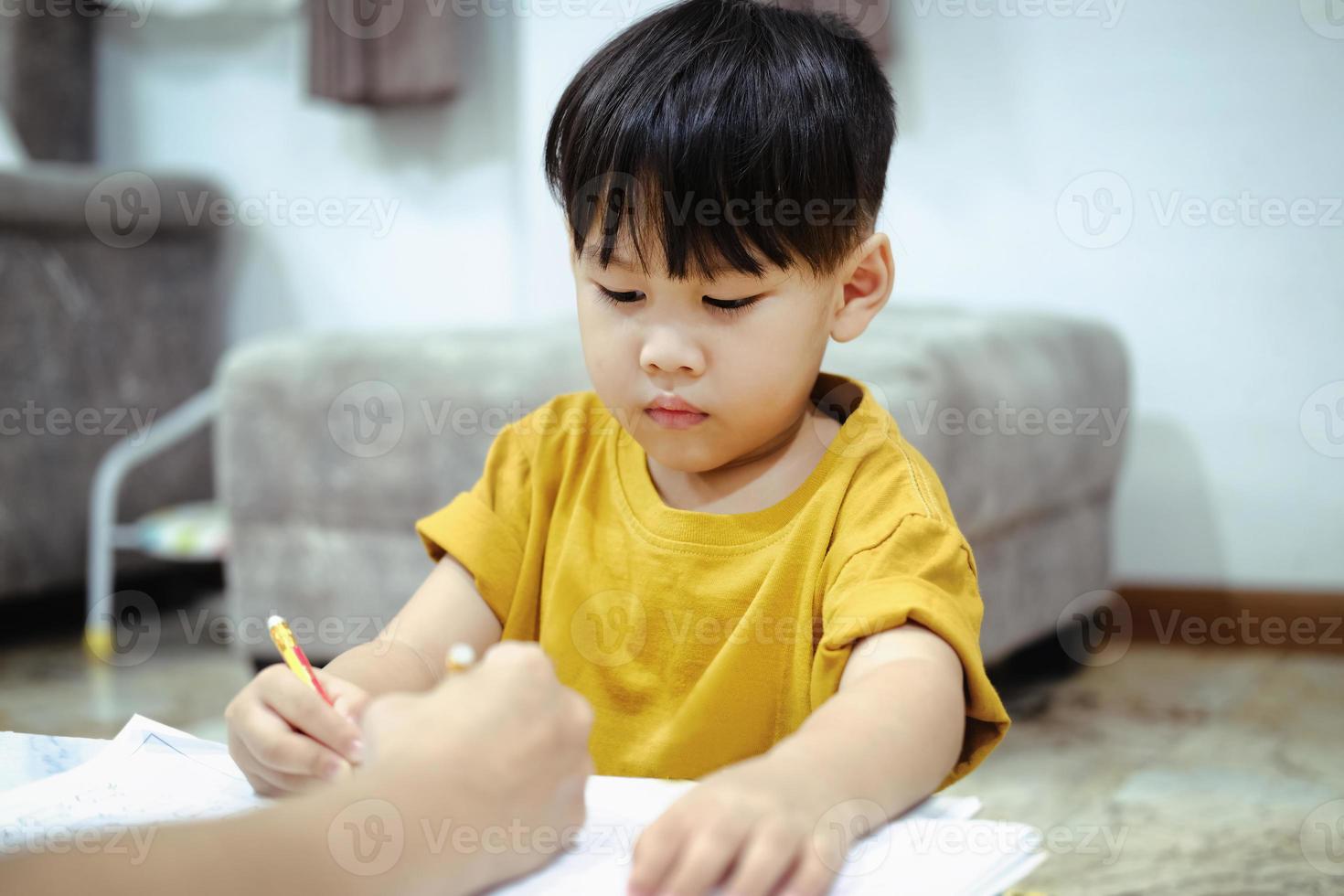 compiti a casa insegnamento educazione madre figli figlio famiglia infanzia. foto