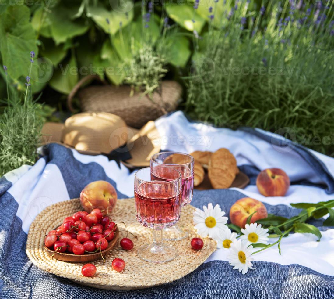 set per picnic su coperta in campo di lavanda foto