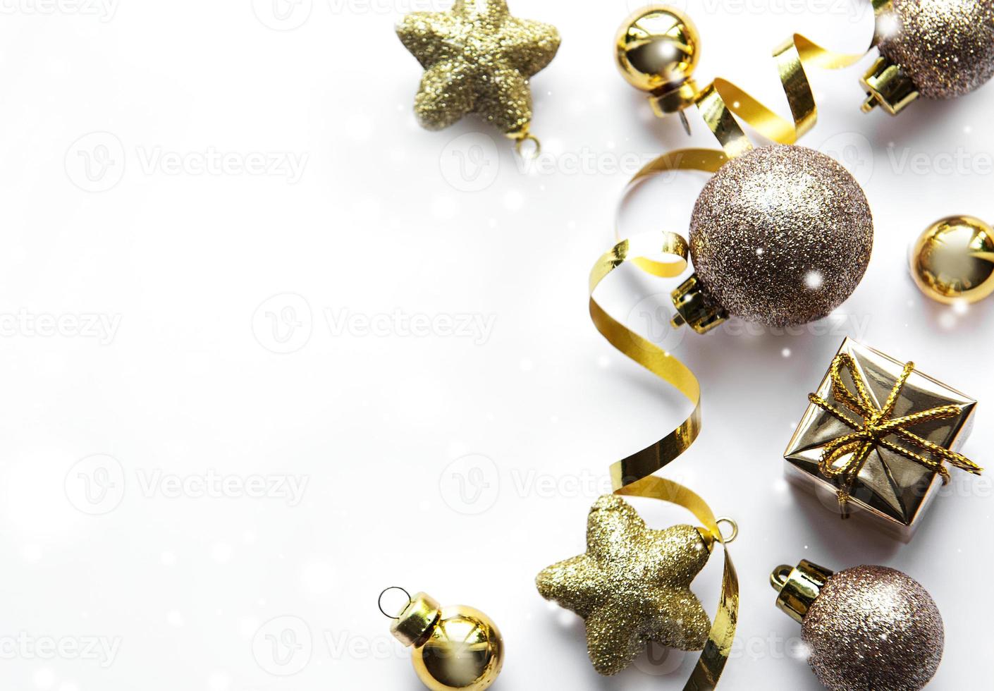 sfondo bianco festivo con decorazioni natalizie in oro foto