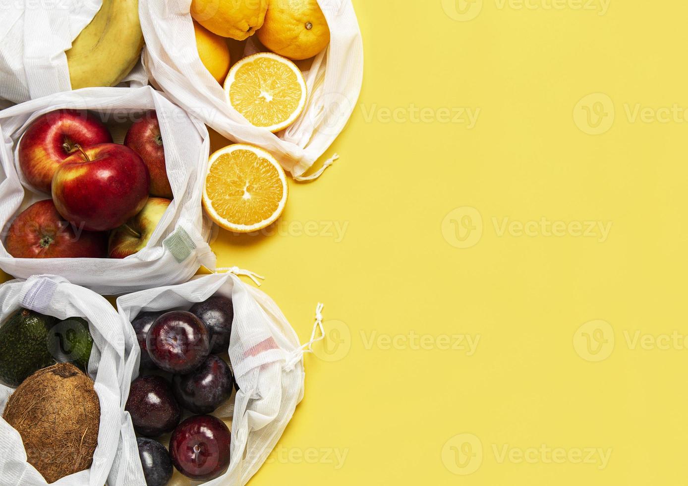 borse della spesa ecologiche con frutta foto