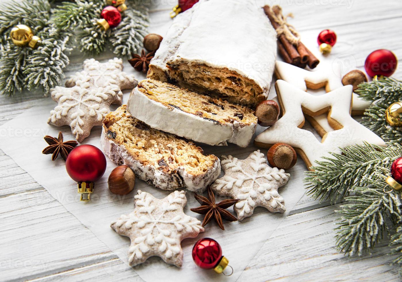 stollen di natale su fondo in legno foto