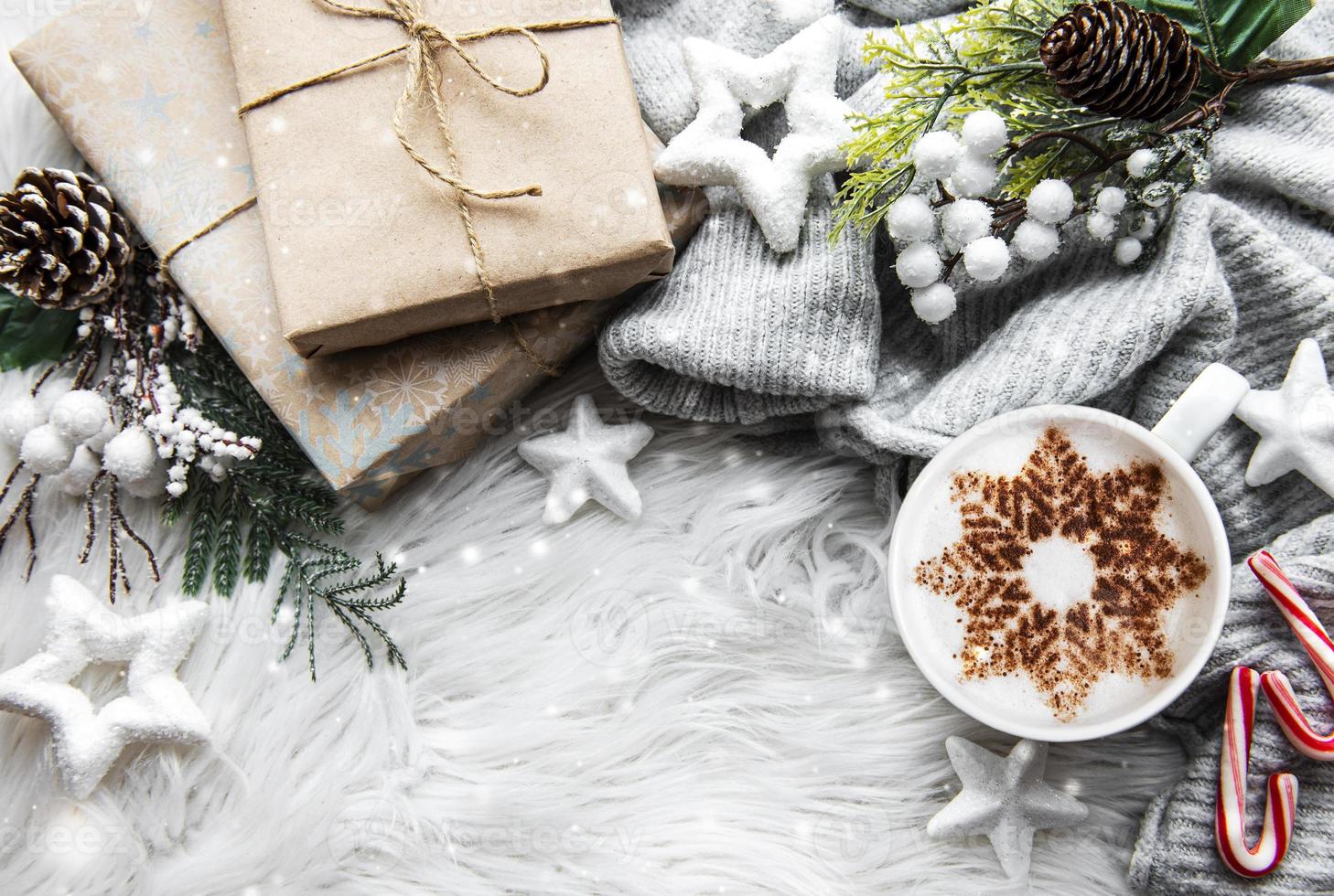 composizione natalizia o invernale. caffè e decorazioni. foto