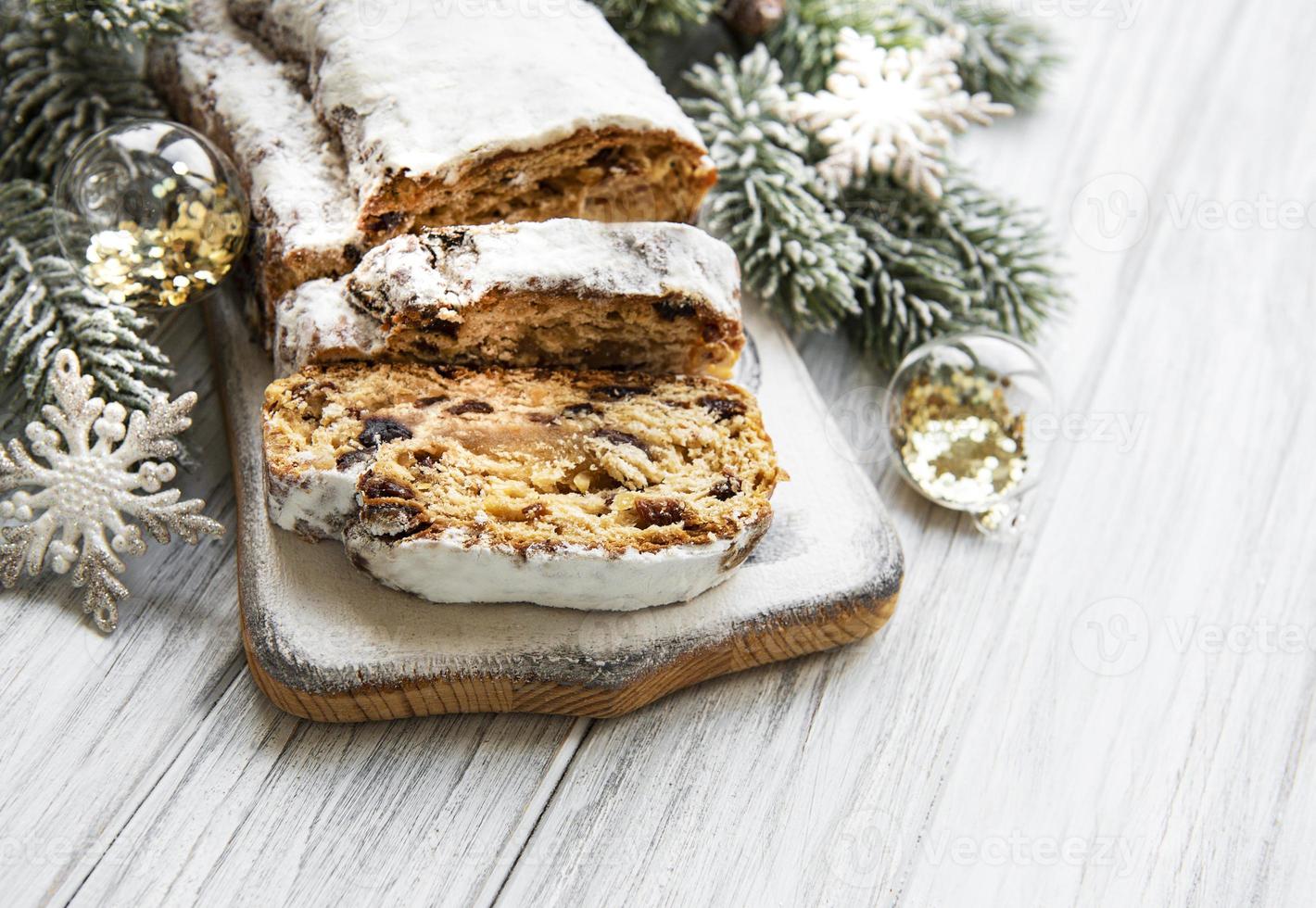 stollen di natale su fondo in legno foto