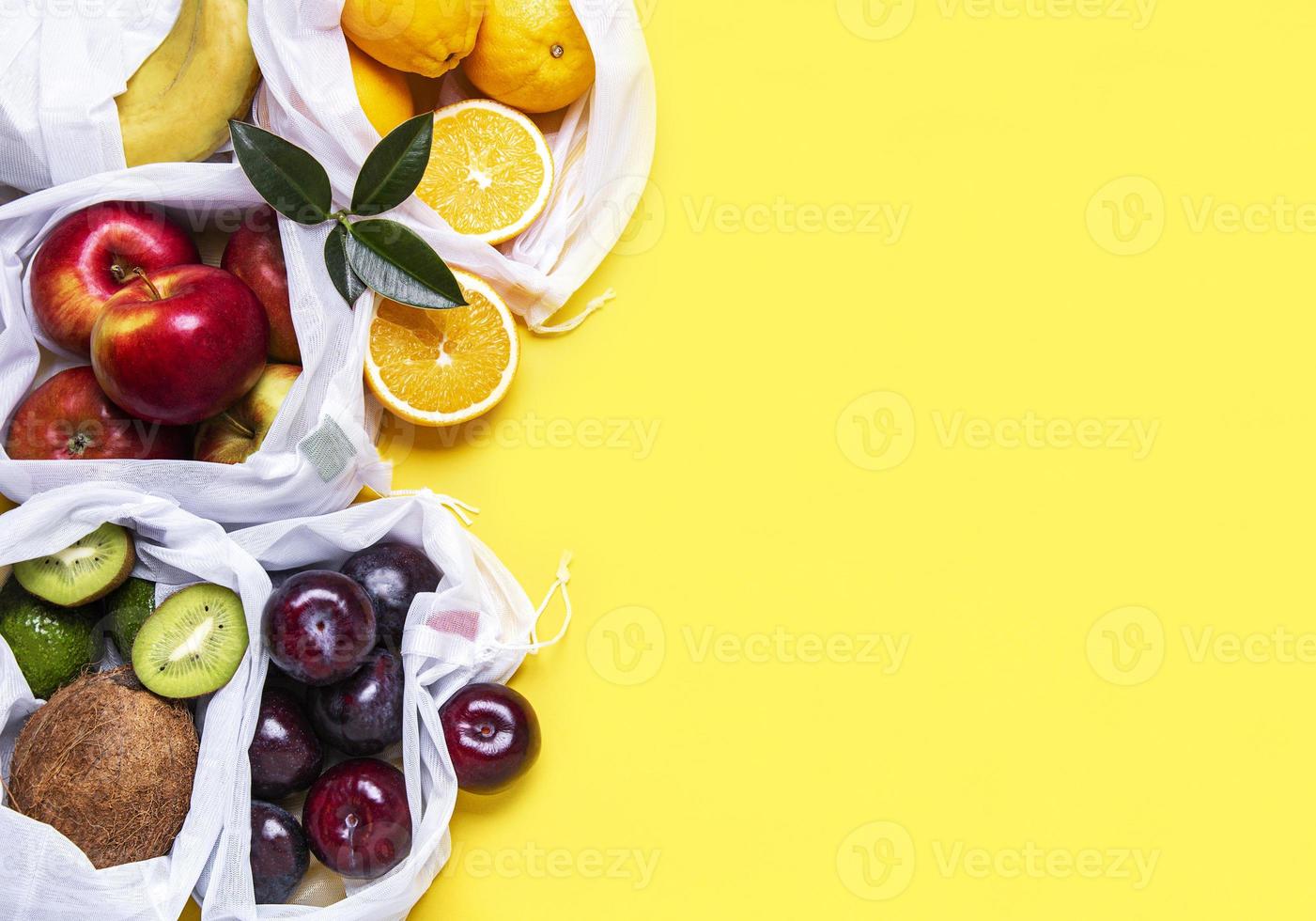 borse della spesa ecologiche con frutta foto