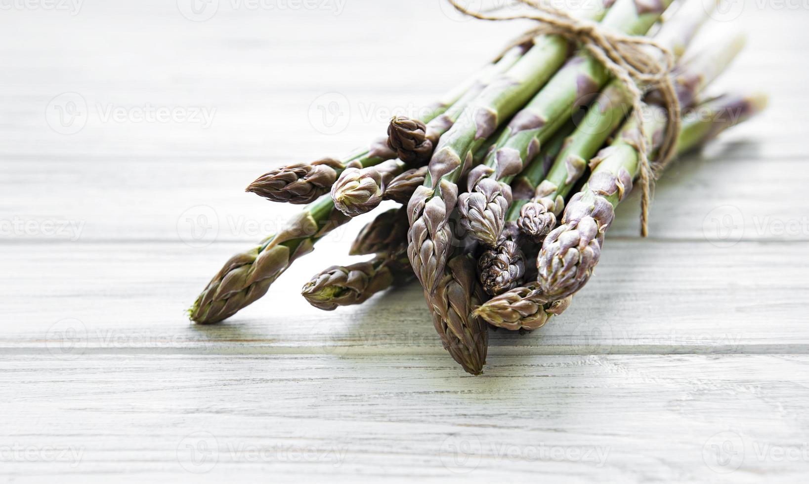 asparagi verdi freschi foto