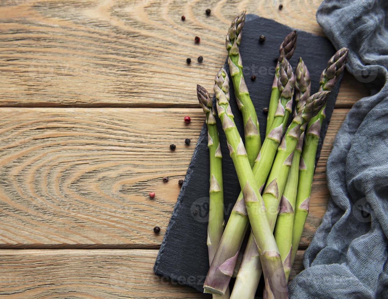 mazzo di gambi di asparagi crudi foto