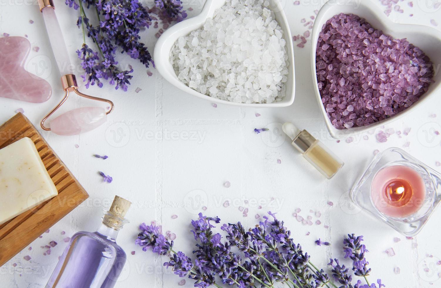 cosmetico alle erbe naturali con fiori di lavanda foto