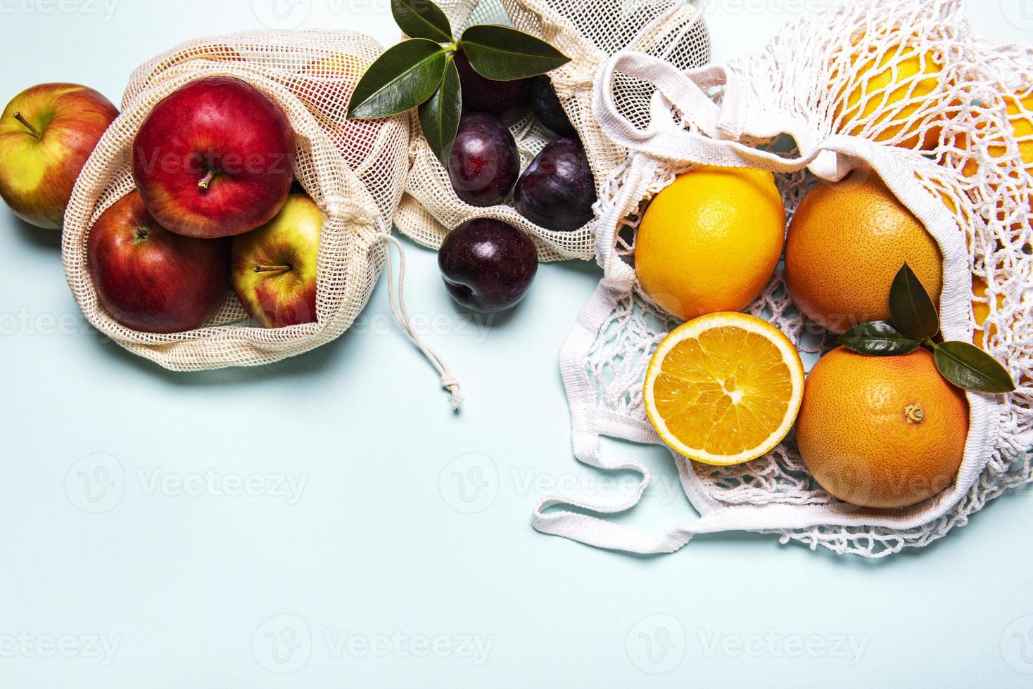 shopper in rete con frutta foto
