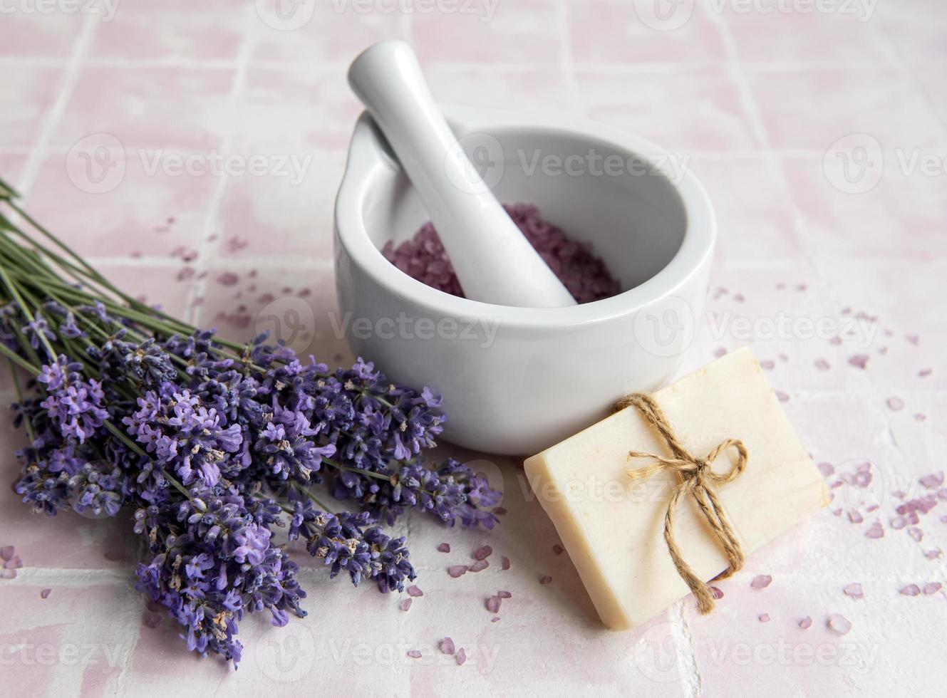 cosmetico alle erbe naturali con fiori di lavanda foto