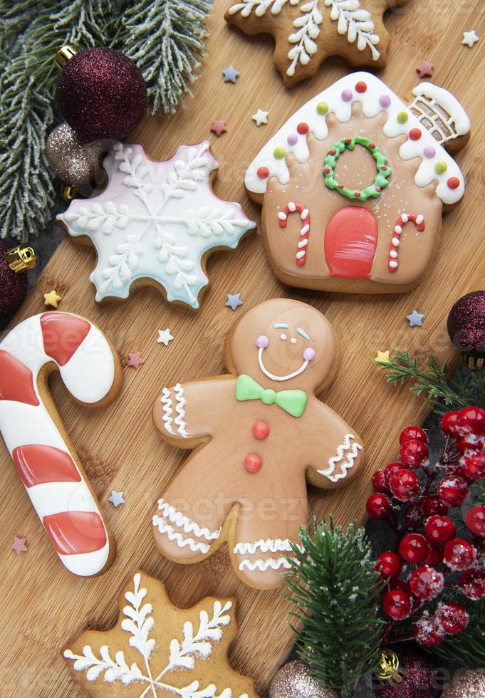 biscotti di panpepato natalizio e decorazioni natalizie. foto