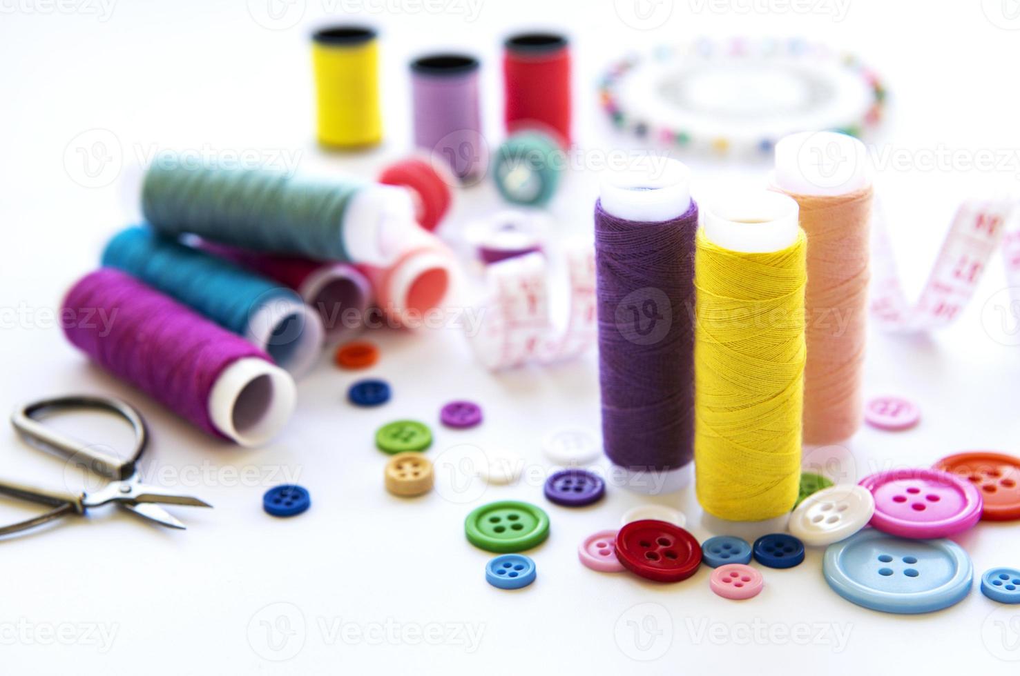 fili colorati e accessori per cucire foto