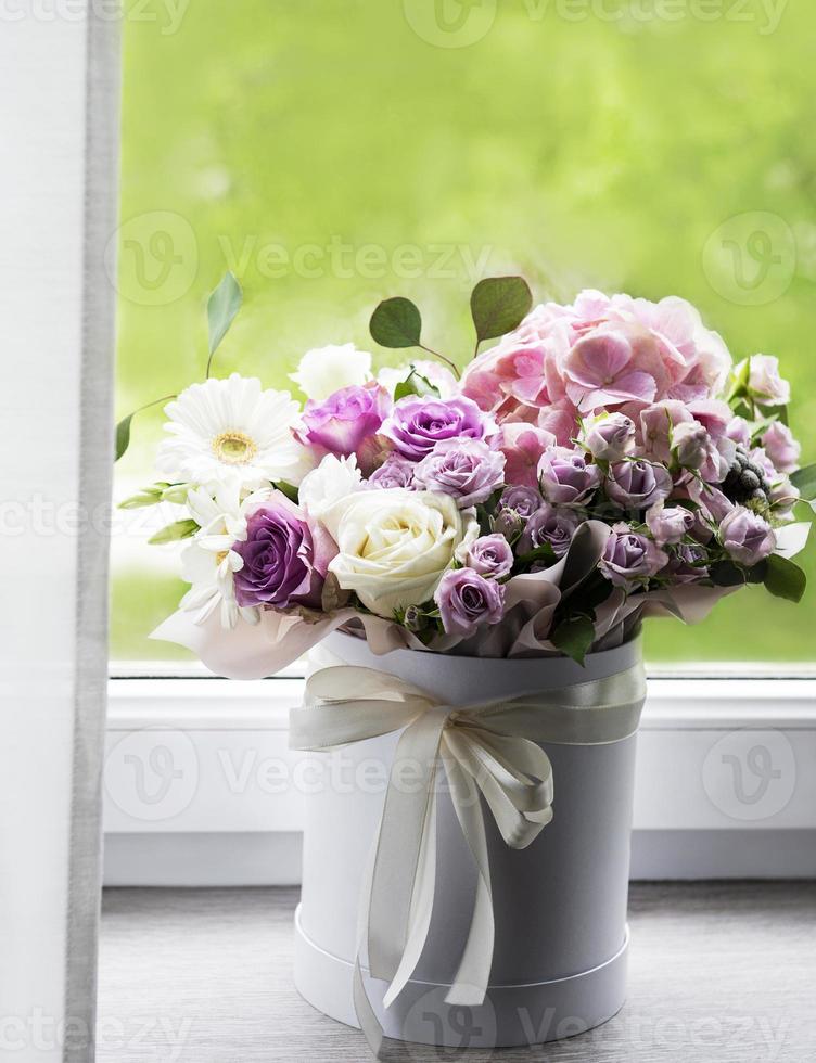 bellissimi fiori in una scatola rotonda bianca foto