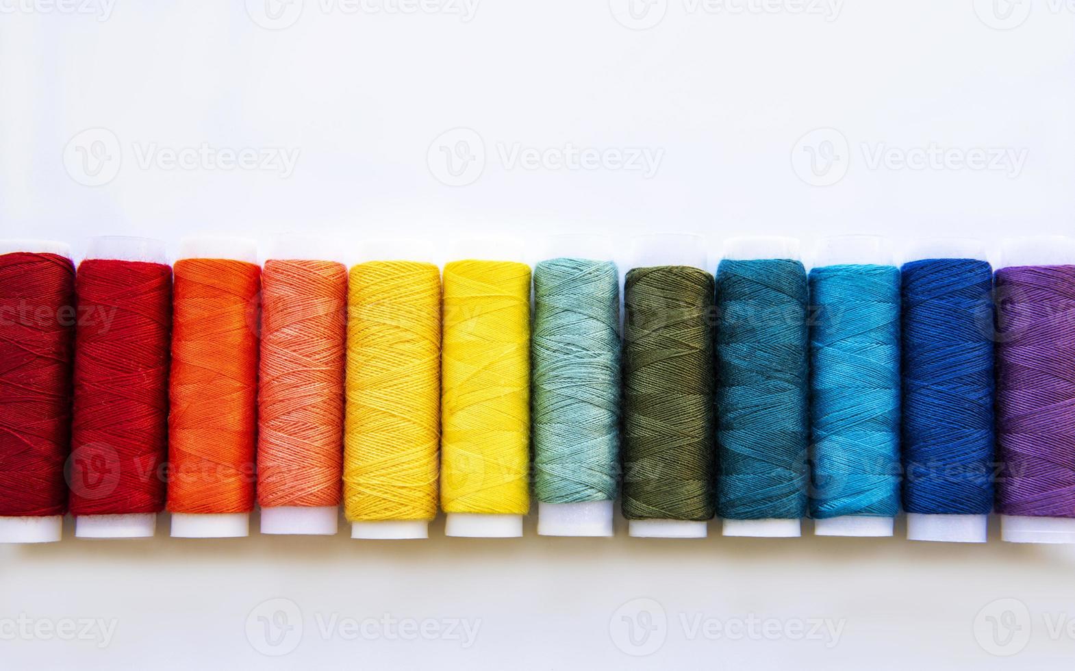 rocchetti di filo sui colori dell'arcobaleno foto