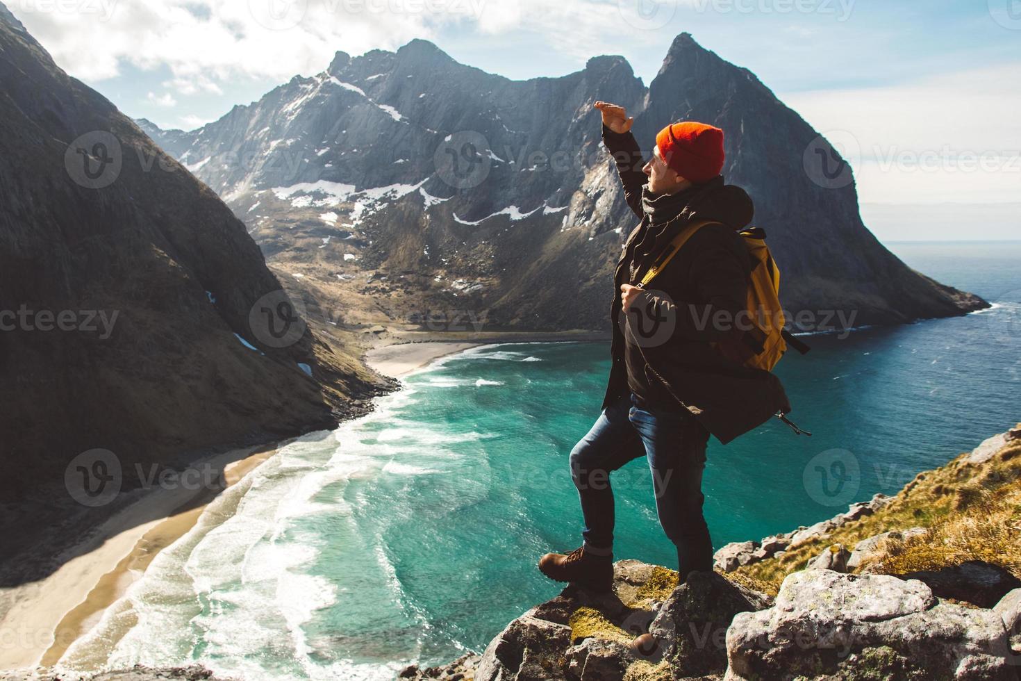 L'uomo sta sul bordo di una scogliera da solo godendo di vista aerea backpacking lifestyle avventura di viaggio vacanze all'aperto foto