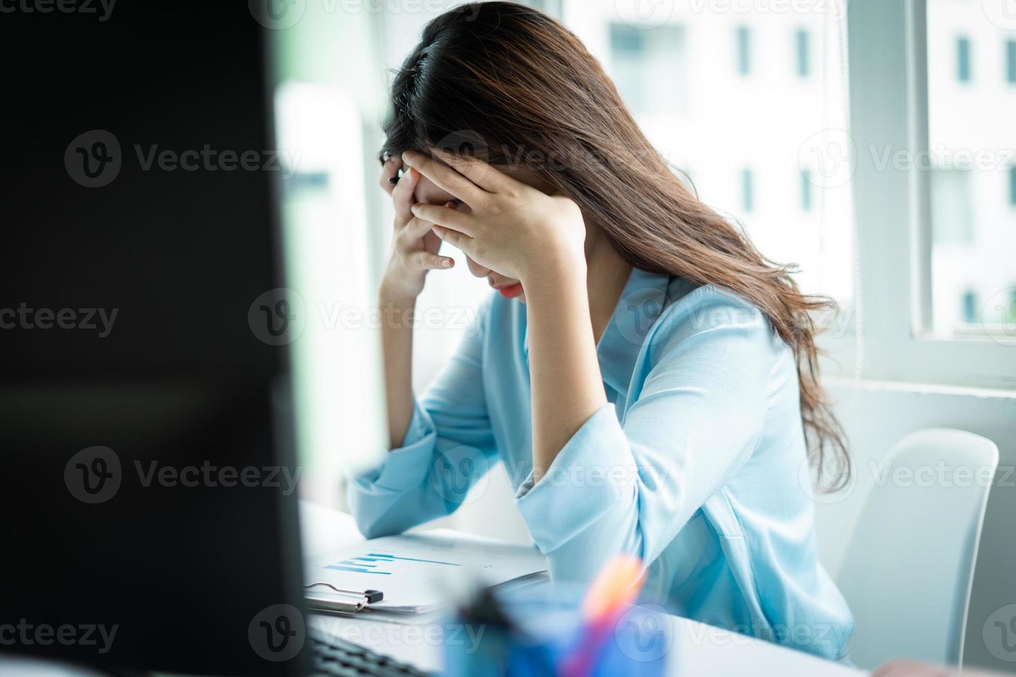 ritratto di una giovane donna d'affari stanca del lavoro foto