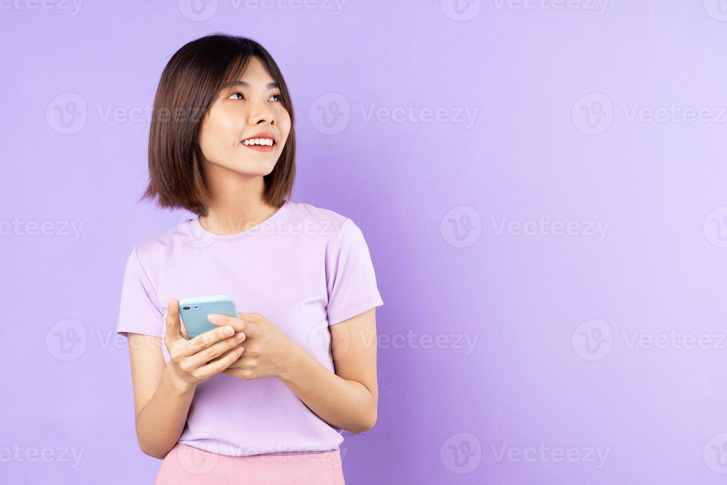 bellissimo ritratto di donna asiatica, isolato su sfondo viola foto