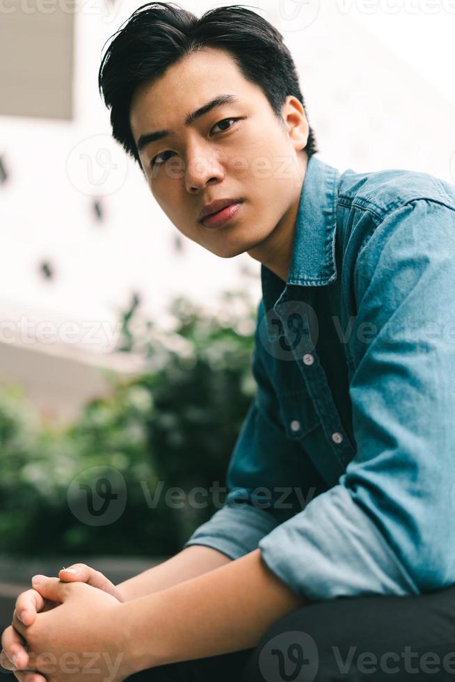 asiatico bel giovane in giardino verde background foto