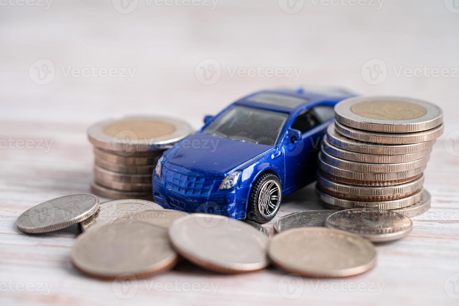 auto sulla pila di monete. prestito auto, finanza, risparmio di denaro, assicurazioni e concetti di tempo di leasing. foto