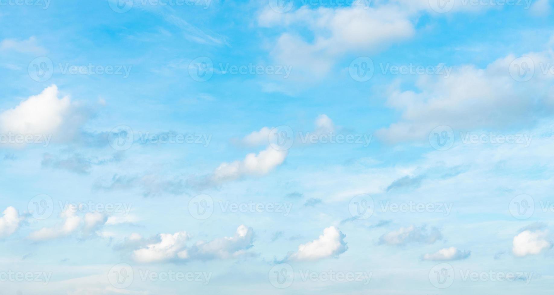 sfondo azzurro cielo. cielo nuvoloso chiaro foto