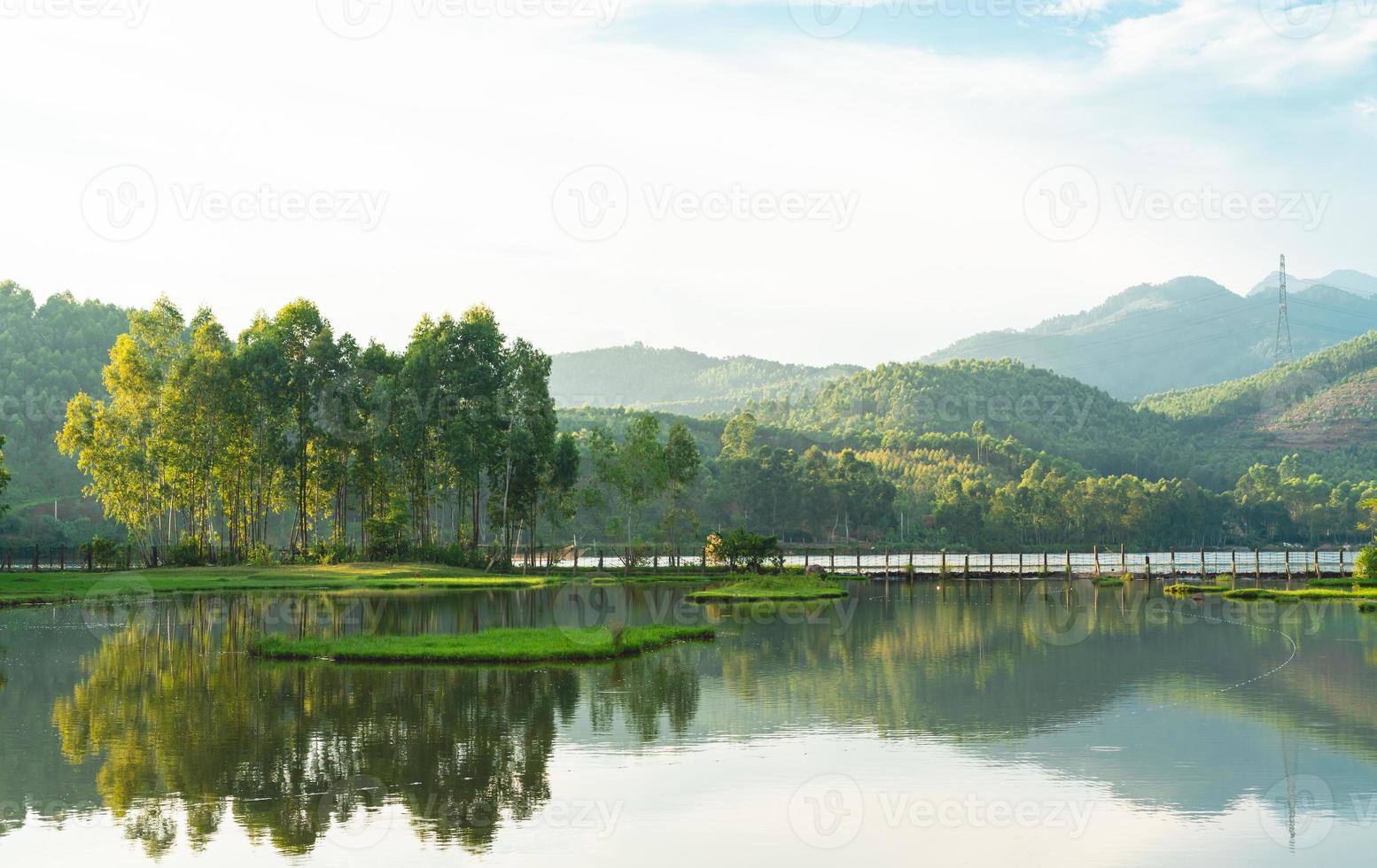 scenario naturale di montagne e foreste in vietnam foto