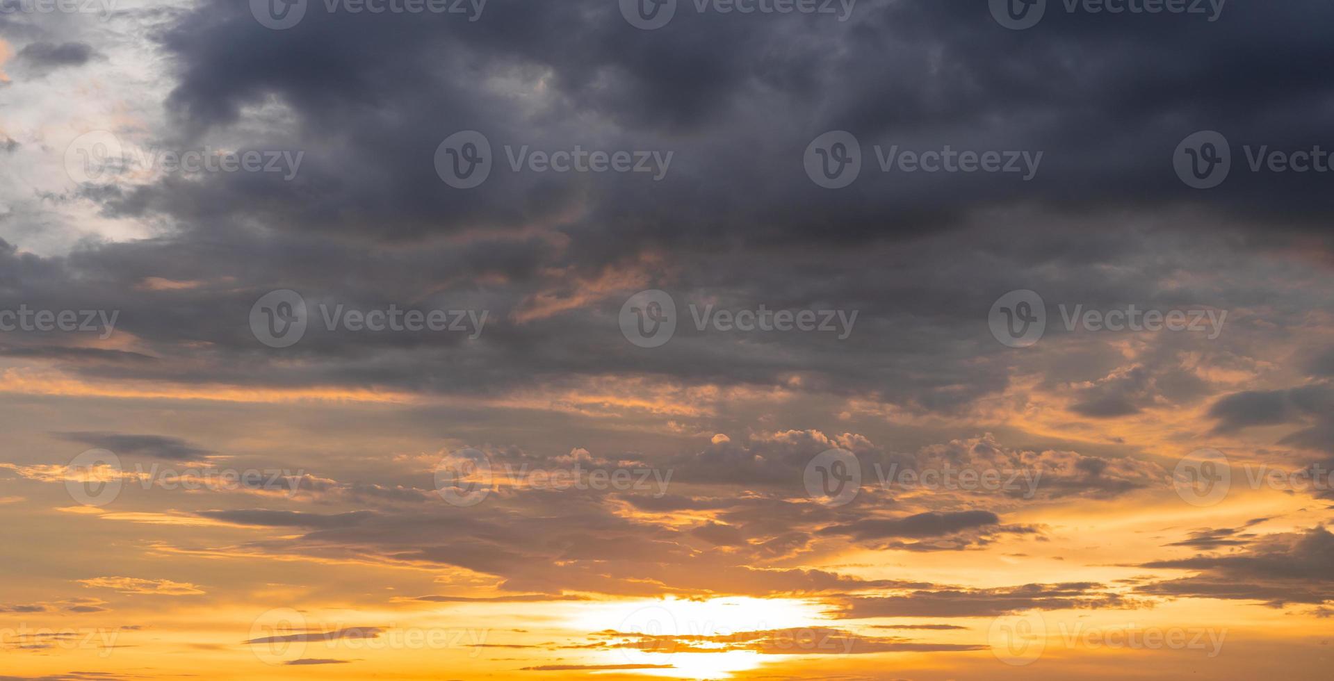 luce azzurro cielo e arancione del sole attraverso le nuvole nel cielo foto