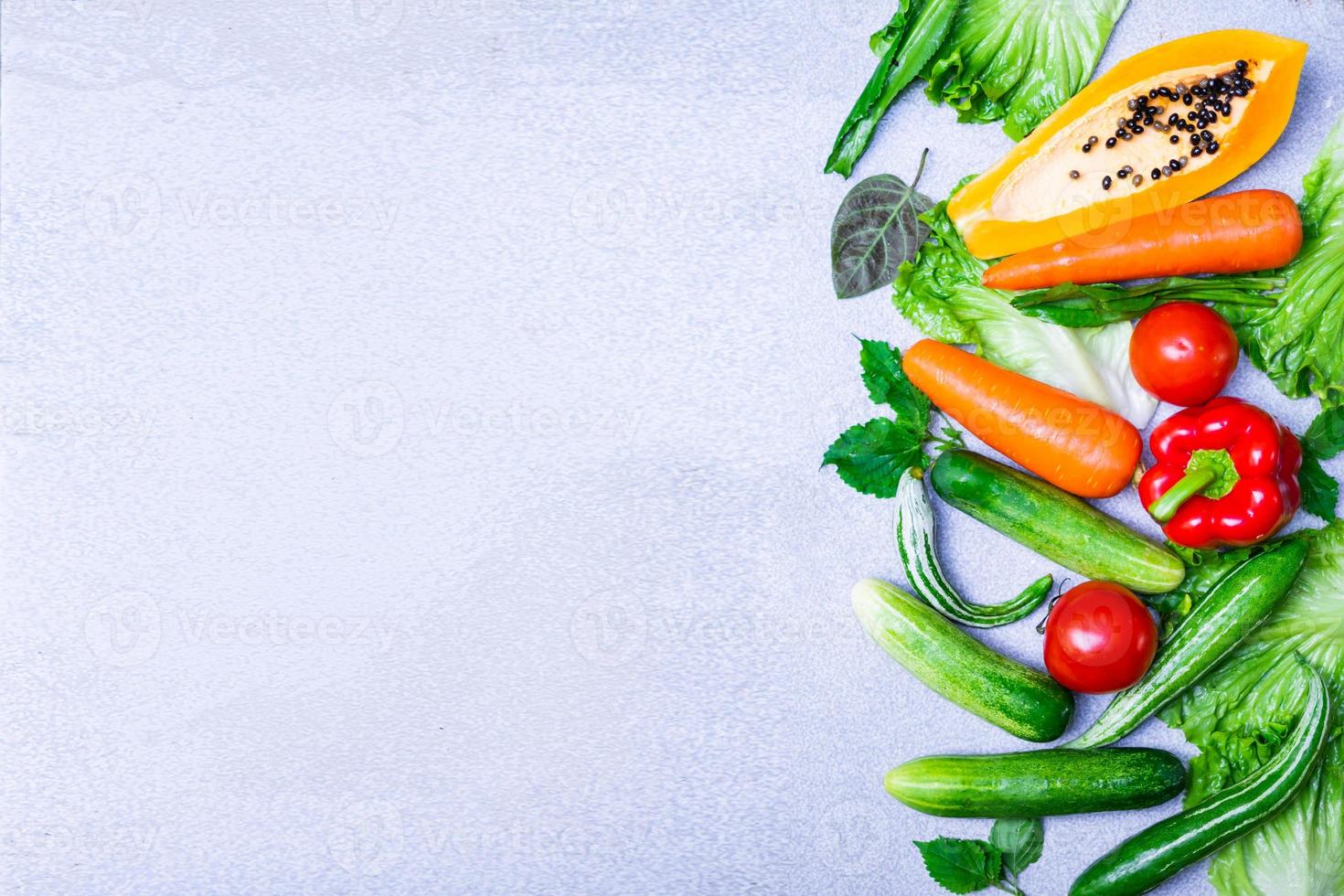 scelte alimentari sane da mangiare pulito, frutta, verdura, semi, verdure a foglia su cemento grigio foto