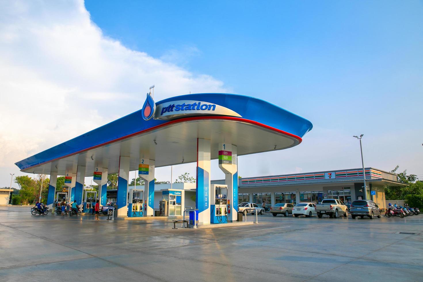 Surin thailandia 3 maggio 2019 - stazione di servizio ptt. autorità petrolifera della thailandia foto