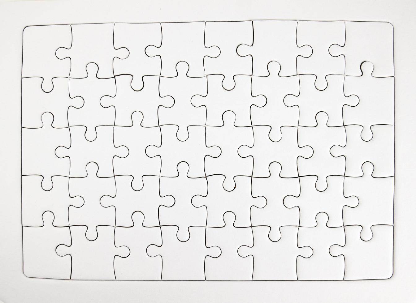 pezzi di puzzle bianchi completati come spazio di copia foto