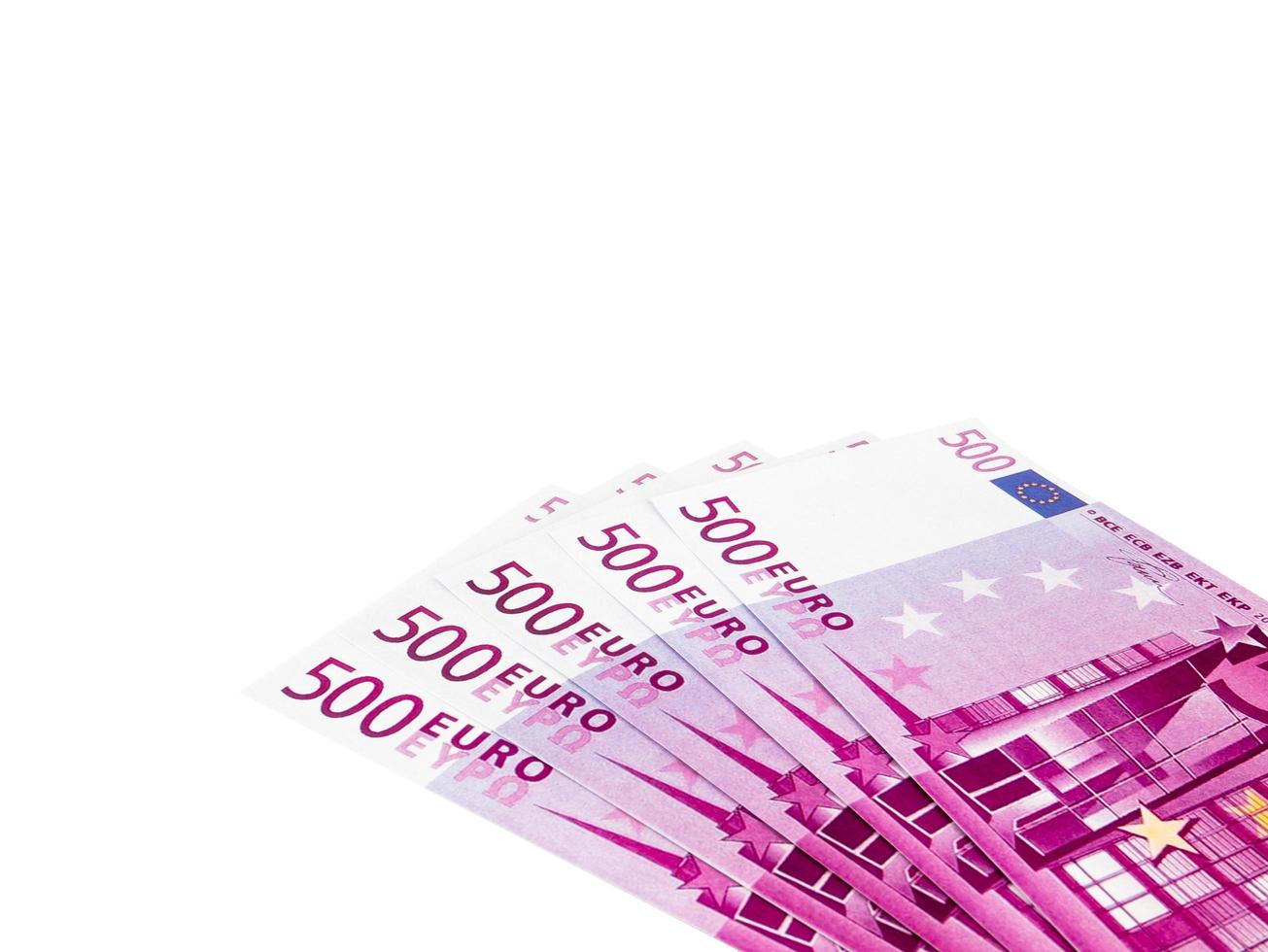 cinquecento 500 banconote in euro banconote, denaro in valuta europea isolato su sfondo bianco, percorso di ritaglio foto
