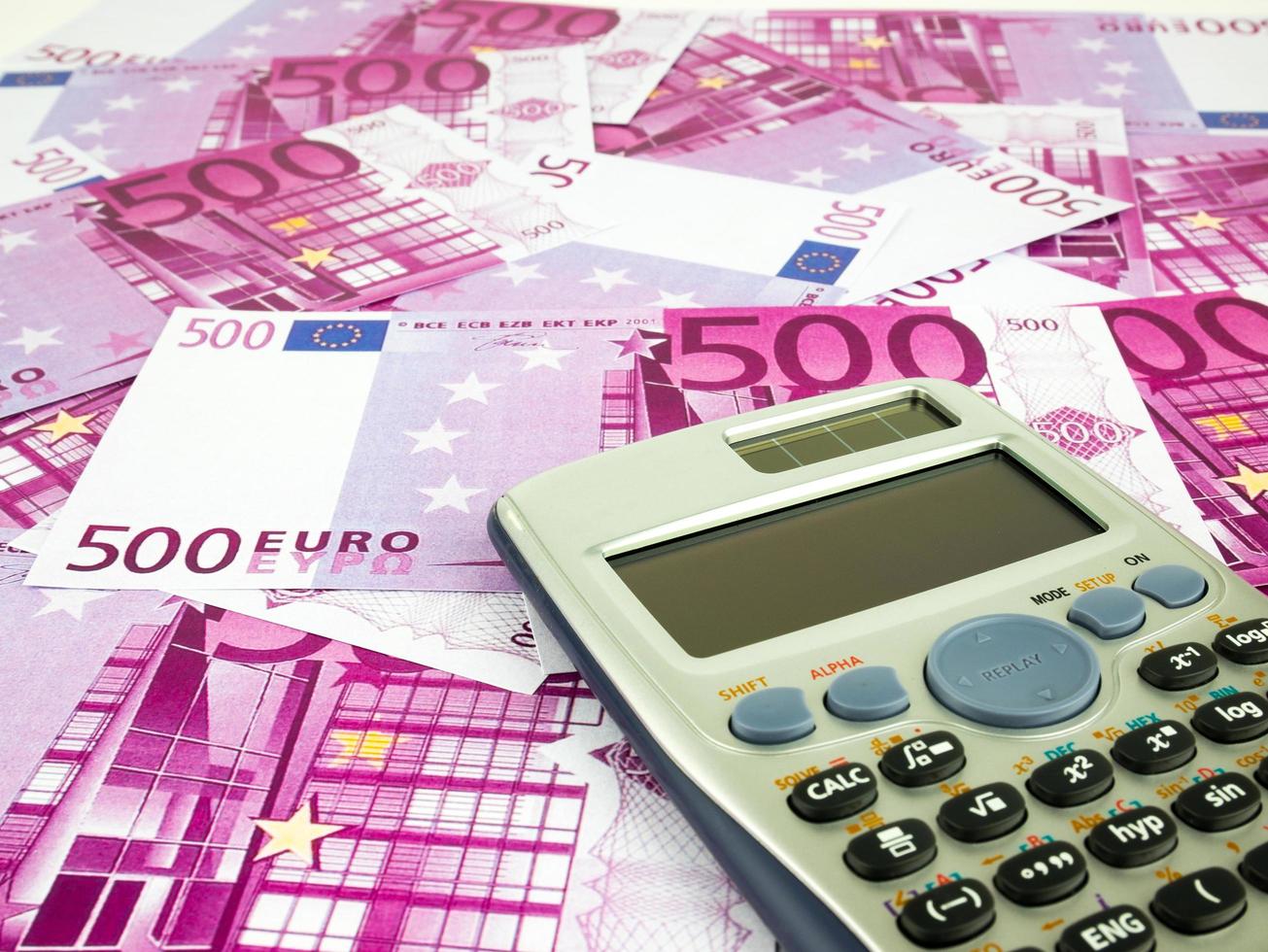 banconote da cinquecento 500 euro con calcolatrice, sfondo di denaro in valuta europea foto