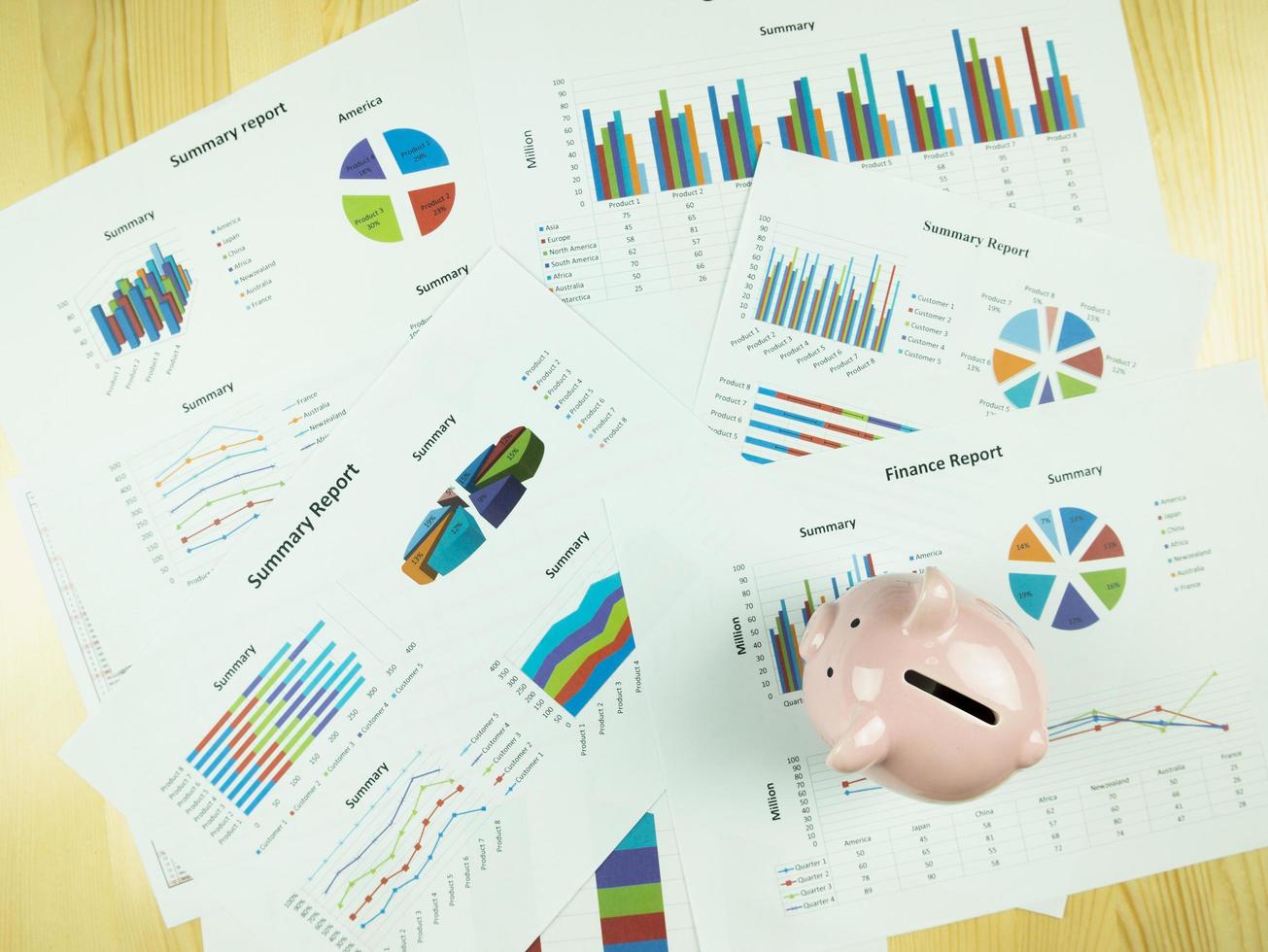 grafico del rapporto aziendale e analisi del grafico finanziario con salvadanaio rosa sul tavolo, concetto di economia foto