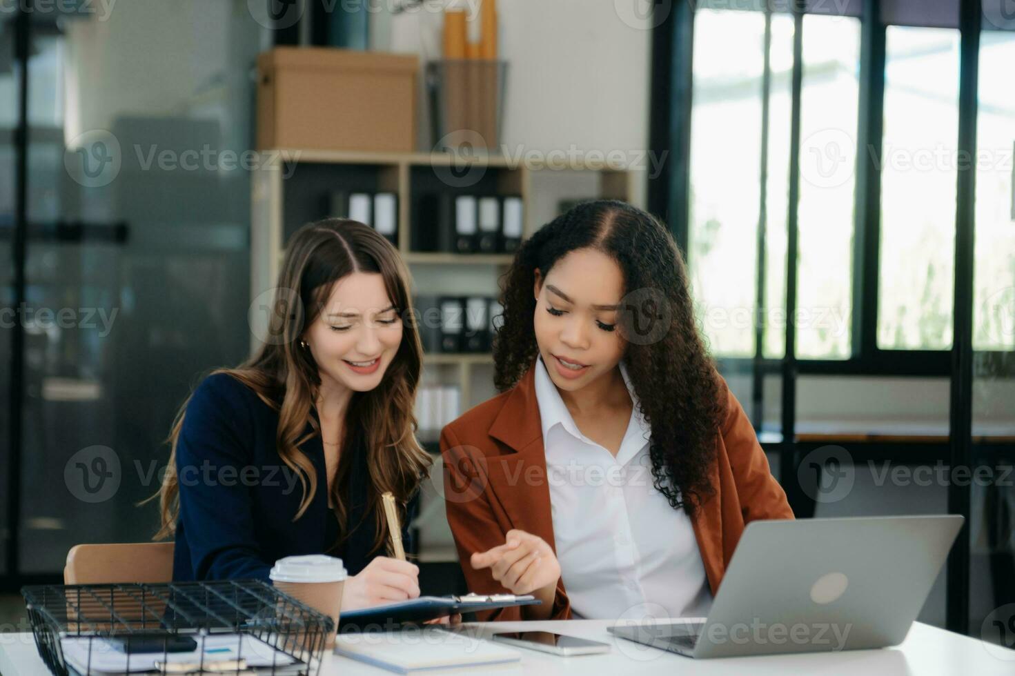 attività commerciale collega attività commerciale regali e spiega e utilizzando il computer portatile e tavoletta. lavoro di squadra, finanziario marketing squadra, foto