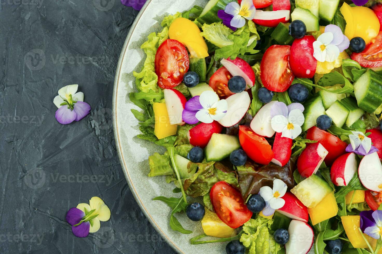 primavera insalata con commestibile fiori. foto