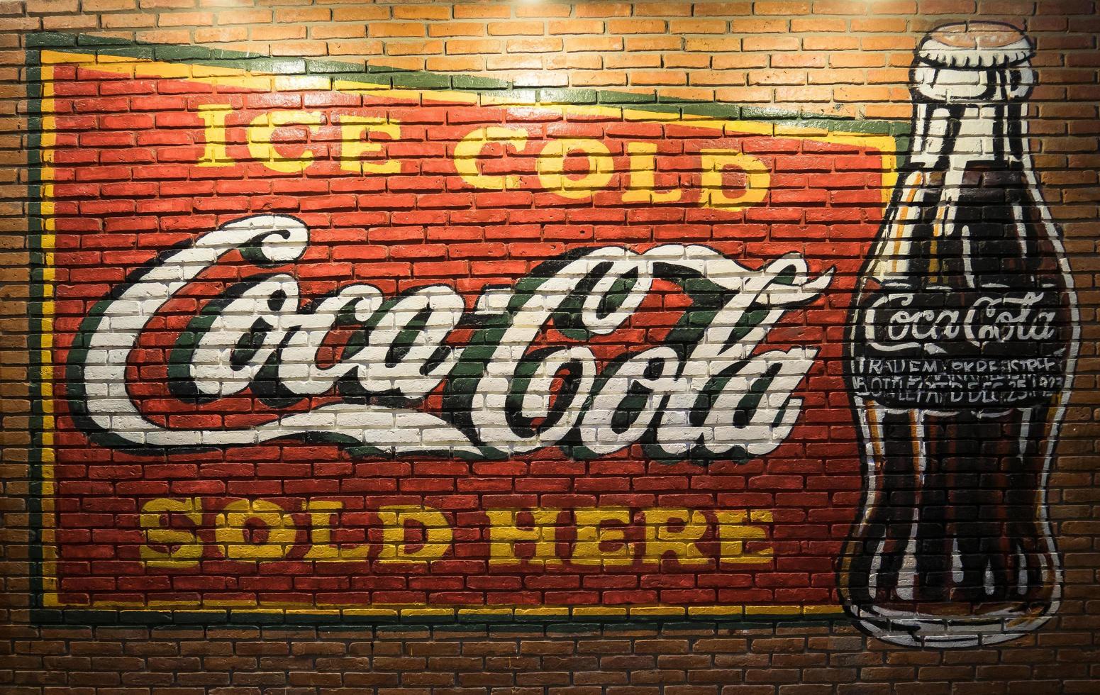 bangkok -thailandia, nov 12,2017 vecchia condizione vintage parete del logo coca-cola al museo ban bang khen a bangkok thailandia foto