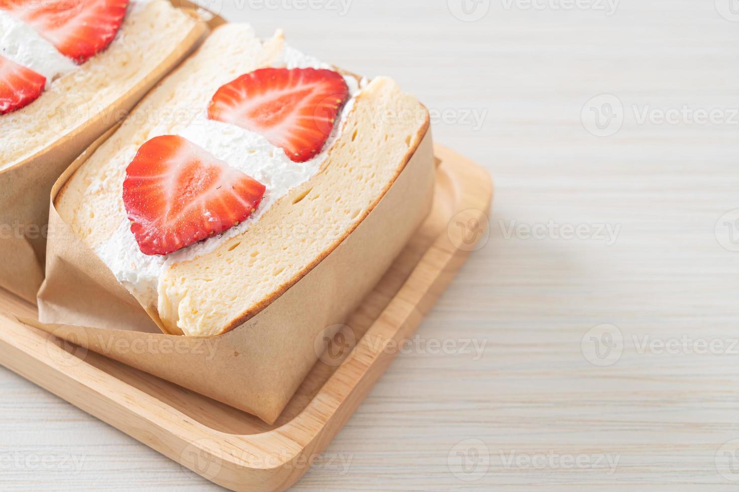 pancake sandwich fragola panna fresca foto