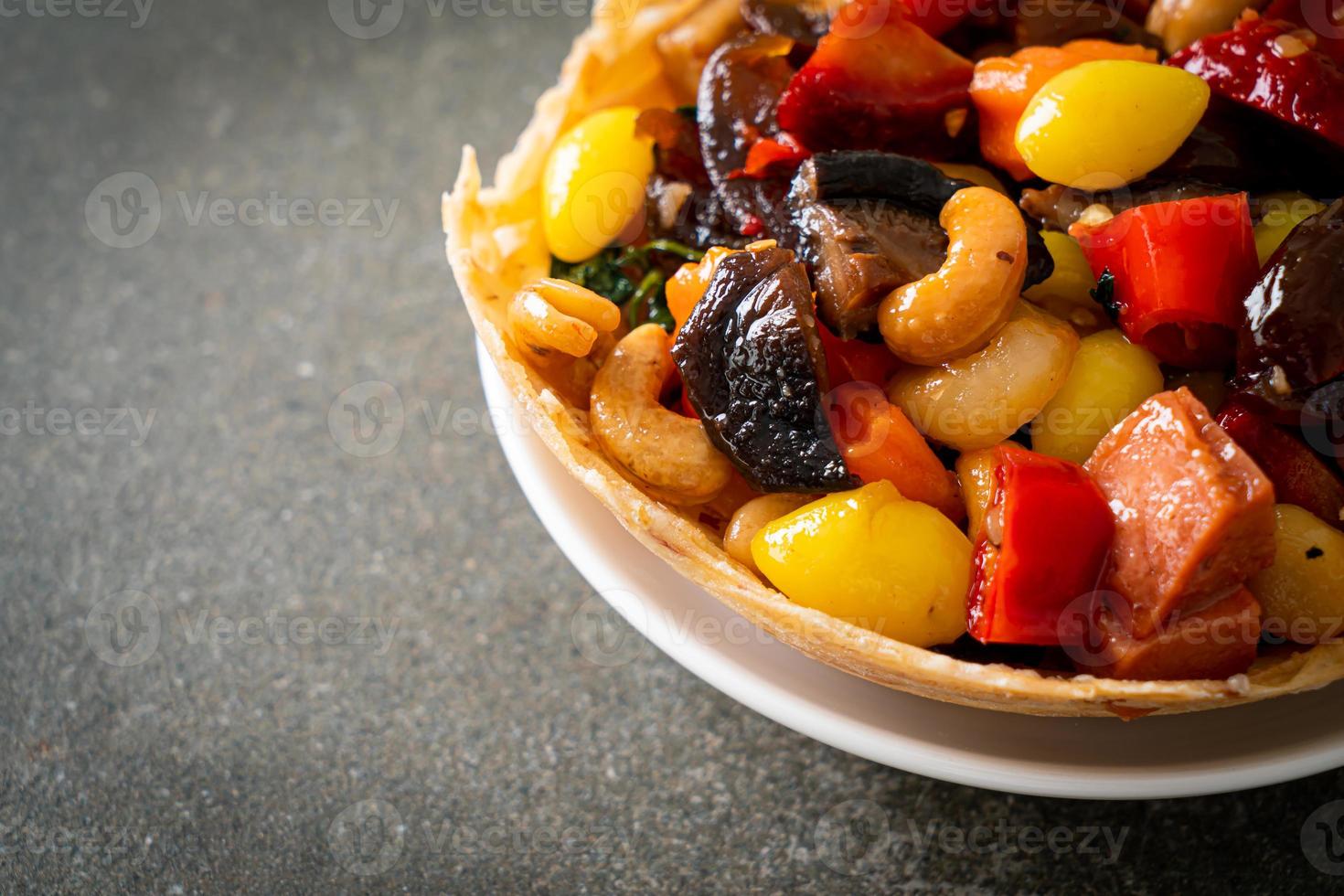 frutta e noci cinesi miste saltate in padella frutta e noci cinesi miste saltate in padella foto