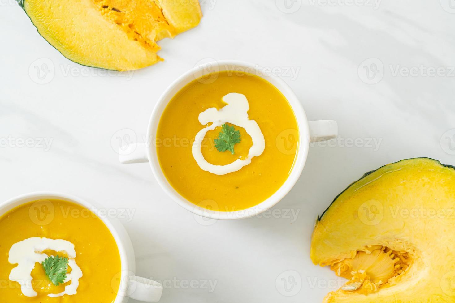 zuppa di zucca in ciotola bianca foto