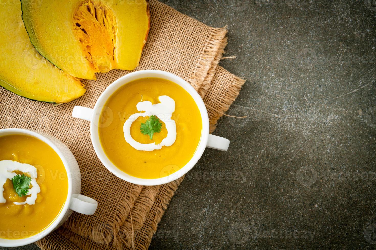 zuppa di zucca in ciotola bianca foto