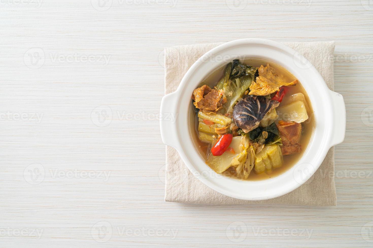 zuppa di cavolo sottaceto bollito e zucca amara foto