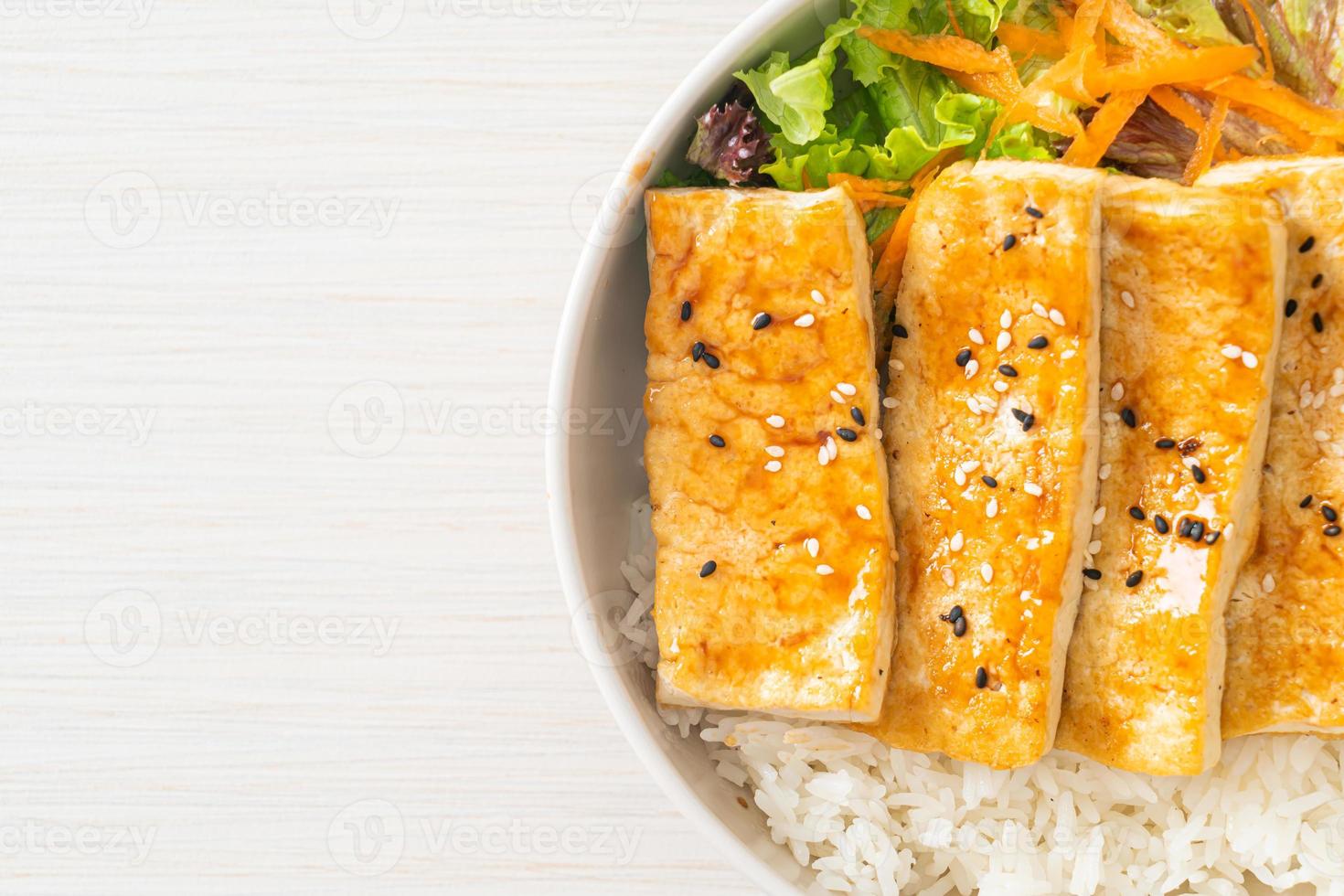 ciotola di riso tofu teriyaki - stile alimentare vegano foto