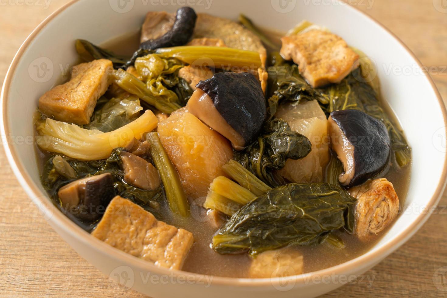 stufato di verdure cinese con tofu o zuppa di verdure miste foto