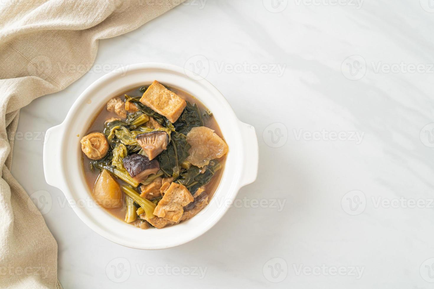 stufato di verdure cinese con tofu o zuppa di verdure miste foto