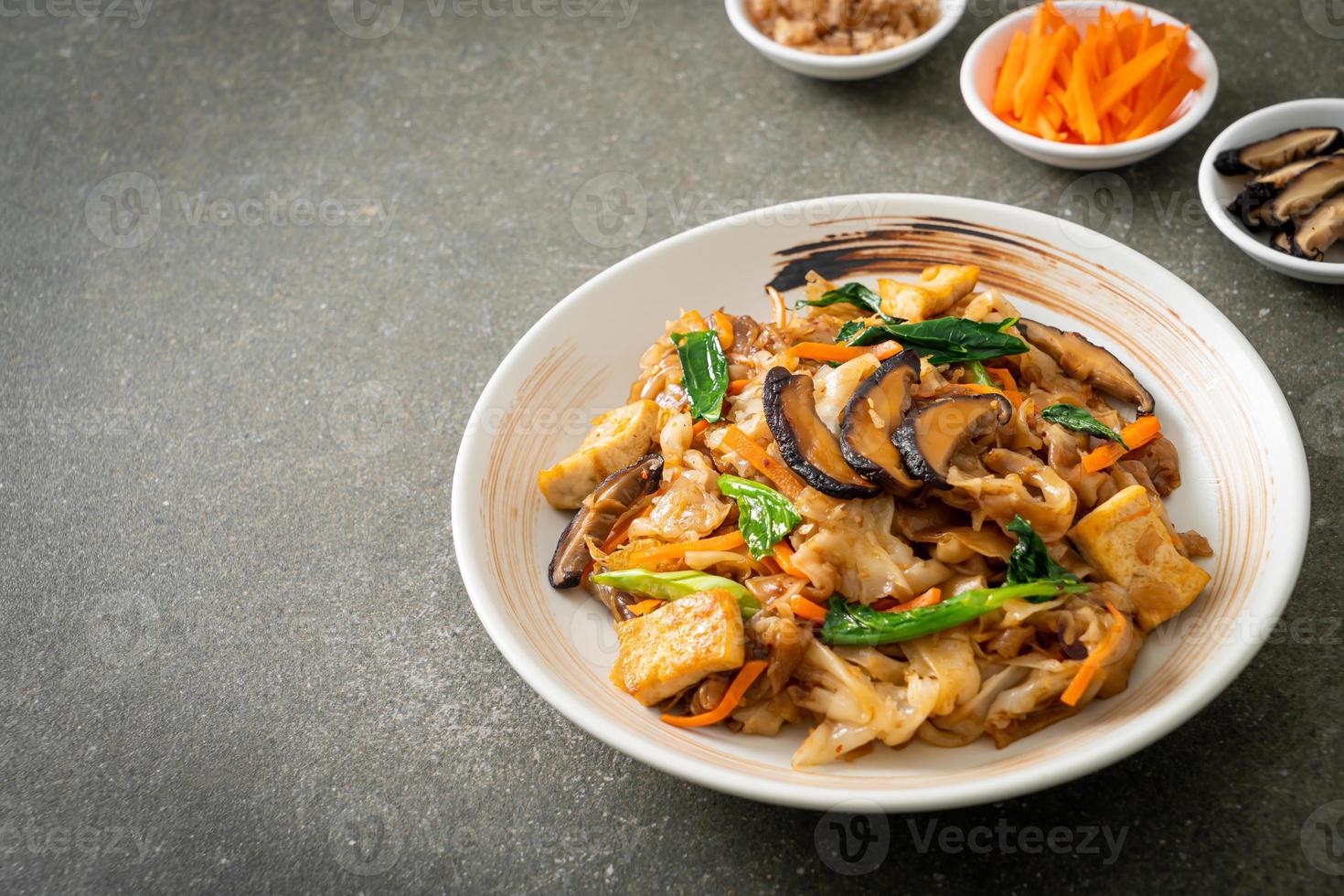 noodles saltati in padella con tofu e verdure foto