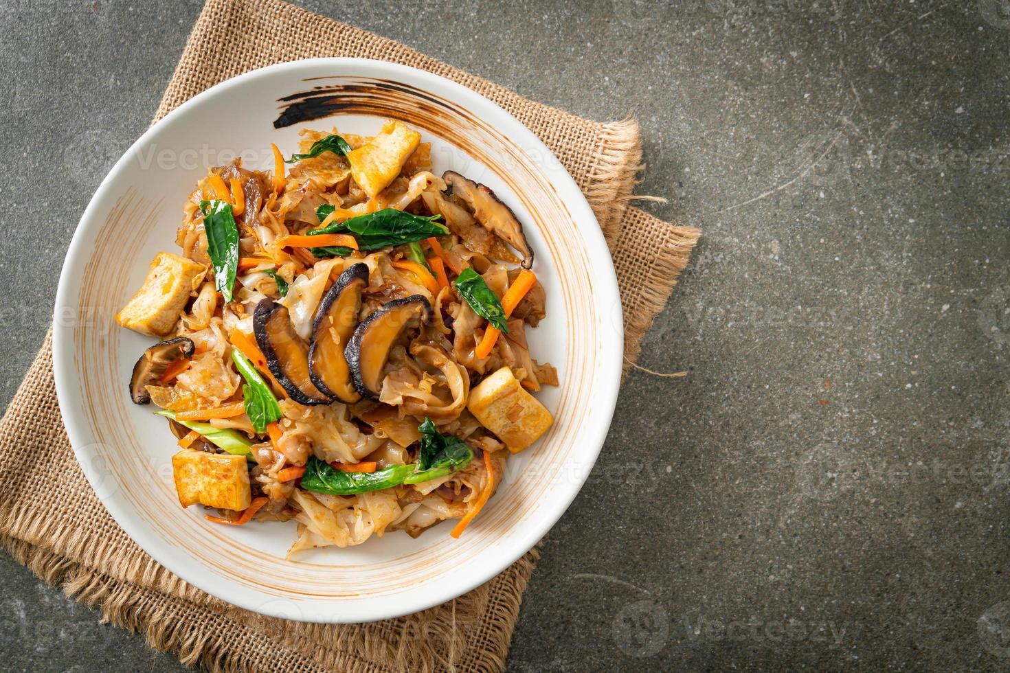 noodles saltati in padella con tofu e verdure foto