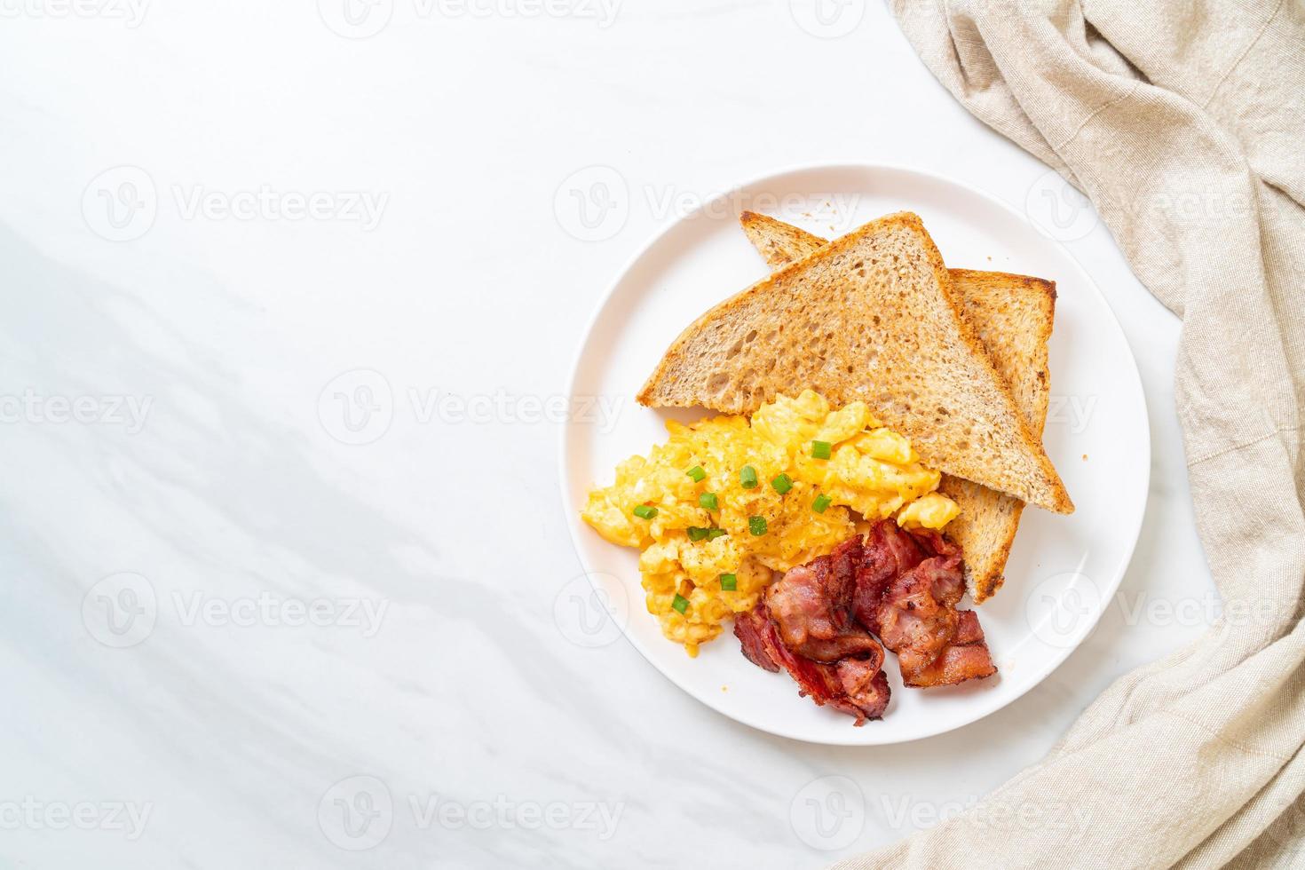 uova strapazzate con pane tostato e pancetta foto