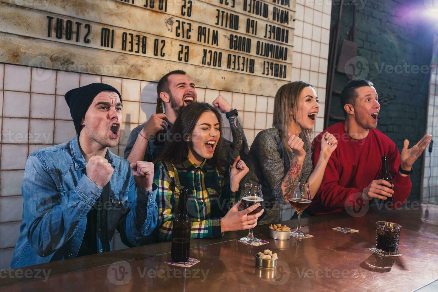 le persone, tempo libero, amicizia e divertimento concetto - contento fr foto