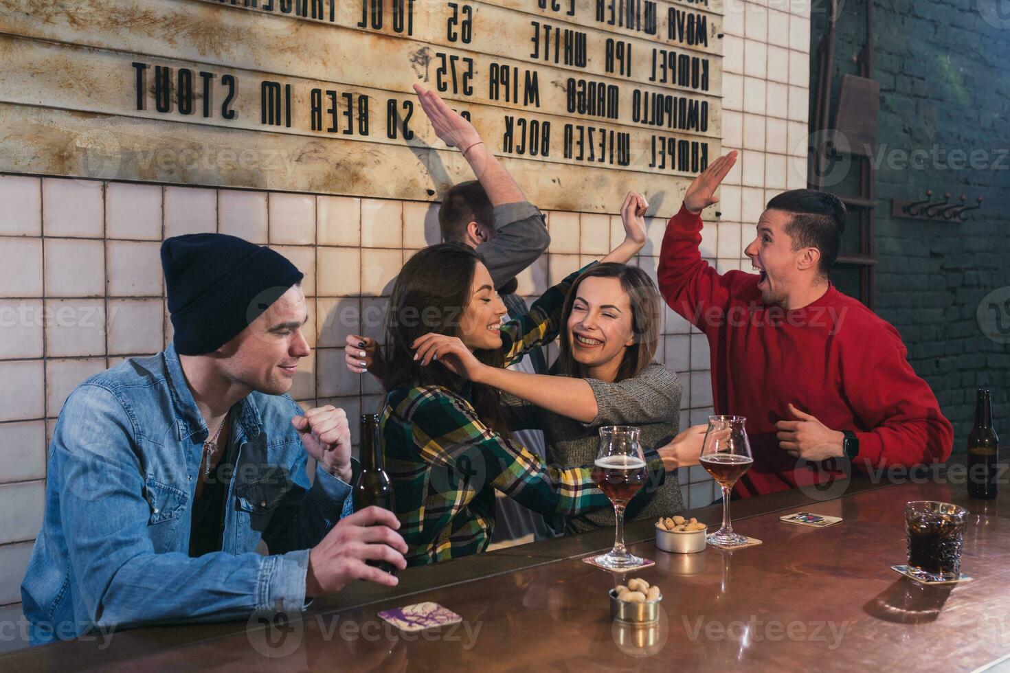 le persone, tempo libero, amicizia e divertimento concetto - contento fr foto